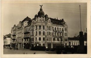 Nyíregyháza, Nyírvíz Palota a Szabadság téren, Nyírvidéki Kisvasút vonatja, városi vasút, épületüveges, teherfuvaros üzlete