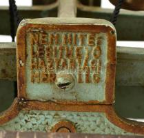 Régi fém asztali mérleg, zománcozott fém tálcákkal, a tálcákon lepattanásokkal, 47x18x14 cm