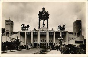 Budapest XIV. XXXIV. Nemzetközi Eucharisztikus Kongresszus Főoltára a Hősök terén