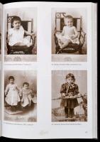 20 db fotós témájú könyv 1914-2014-ig néhány dedikált is. Benne: Régi magyar fényképezés. Officina, ...