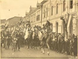 1939 A beregszászi bevonulás díszünnepéllyel, elől Szalkai Ferenc ludovikás százados, MFI fotó korabeli üvegezett keretben, hátoldalon feliratozva, 22×27 cm