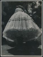 cca 1935 Népviselet alulnézetben, fotó Balogh Rudolf hagyatékából, 23,5×17,5 cm