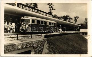 1954 Budapest XII. Széchenyi hegyi Úttörő Gyermekvasút az állomáson. Éljen példaképünk, népünk nagy vezére, a magyar gyermekek szeretett édesapja, Rákosi Mátyás!. Képzőművészeti Alap