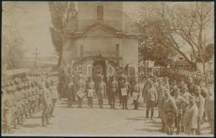 1915 Legénységi kitüntetés átadása a tisztikar jelenlétében a fronton, hátoldalon feliratozott, restaurált fotó, 10×17 cm