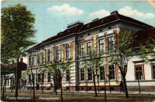 Tiszaföldvár, Községháza. Király Lajos fényképész felvétele (EK)