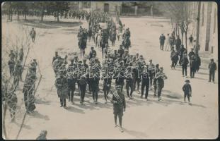 1919 Május elsejei felvonulás Mosonmagyaróváron, katonai zenekarral, hátoldalon feliratozott fotólap, felületén kis törésnyom, 8,5×13,5 cm