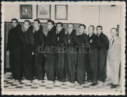 1935 Az Újpesti TE vízipóló csapata Barcelonában, eredeti fotó, többek között Halassy Olivérrel, hozzá korabeli spanyol újságból kimásolt cikkel, 8,5×11,5 cm