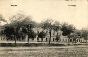 1905 Gyula, laktanya