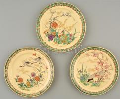 3 db távol-keleti mintájú fajansz tányér kézzel festett, jelzés nélkül. d:19 cm Kis kopásokkal