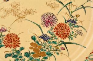 3 db távol-keleti mintájú fajansz tányér kézzel festett, jelzés nélkül. d:19 cm Kis kopásokkal