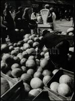 cca 1970 Vincze János (1922-1998): (A kecskeméti) Dinnye piac, vintage fotóművészeti alkotás, a hátoldalán pecséttel jelzett, 39x29 cm