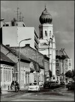 cca 1970 Vincze János (1922-1998): Kecskemét, Móricz Zsigmond utca. II. (ma Rákóczi út) háttérben a Zsinagógával és a Cifrapalotával, vintage fotóművészeti alkotás, jelzés nélkül, a hátoldalán feliratozva, 39x29 cm