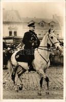 1938 Kassa, Kosice; bevonulás, Horthy fehér lovon, háttérben Friedman üzlete / entry of the Hungarian troops, Horthy on white horse, shop