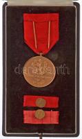 Csehszlovákia ~1950. "Elkötelezett Munkáért?, Bronz fokozat" Br kitüntetés mellszalagon, m...