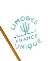 Limoges-i porcelán kitűző, matricás, részben kézzel festett, réz foglalatban, jelzett, d: 5 cm