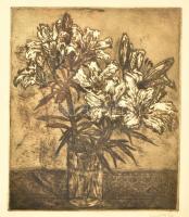 Scultéty Éva (1917-2001): Virág csendélet, rézkarc, papír, jelzett, üvegezett fa keretben, 30x24 cm.