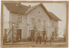 ~1905 Csíkszentsimon, Szent-Simon, Sansimion; vasútállomás, vasutasok / Bahnhof / railway station with railwaymen (fotó kartonlapra ragasztva / photo glued on cardboard)