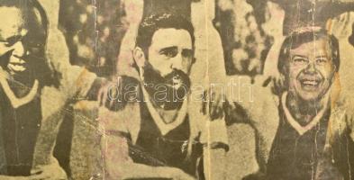 1976 Politikai világválogatott, ofszet,  erősen gyűrőt, üvegezett keretben, 50×85 cm