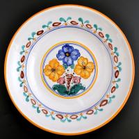 Virágmintás mázas kerámia fali tányér, kis kopásnyommal, d: 26 cm