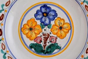 Virágmintás mázas kerámia fali tányér, kis kopásnyommal, d: 26 cm