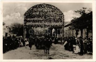 1938 Párkány, Stúrovo; bevonulás, díszkapu, magyar zászló / entry of the Hungarian troops, decorated gate, Hungarian flag (ragasztónyom / gluemark)