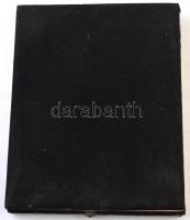 DN Mecset belsőt ábrázoló, Korán idézetes fém lemezplakett bársony tárolóban (249x195mm) T:1-
ND Sh...