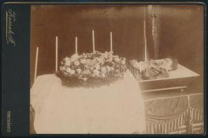 cca 1900 Hölgy ravatalon, keményhátú fotó Kossak József temesvári műterméből, 11×17 cm