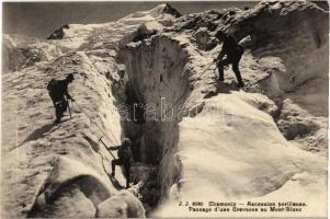 Chamoix, Ascension perilleuse, Passage dune Crevasse au Mont Blanc/ mountain climbers in winter