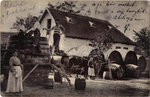 1911 Apatelek, Mokra, Mocrea; szőlőtelep pincéje, szüret közben Unterstein Péter kádár hordójával / wine cellar of the vineyard, barrel, harvest. photo (EK)