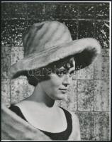 Divattörténeti adalékok. A képeken feltüntetett időpontokban, Budapesten készült divatfotók, magyar ...