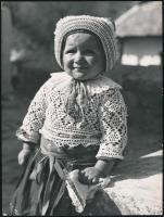 cca 1937 Osoha László (1899-1970) budapesti fotóművész hagyatékából, pecséttel jelzett, vintage fotóművészeti alkotás, 23,2x17,5 cm