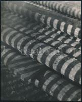 cca 1932 Kinszki Imre (1901-1945) budapesti fotóművész pecséttel jelzett vintage fotója (Gerendák fénycsíkokkal), 14,6x11,6 cm