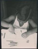 cca 1932 Kinszki Imre (1901-1945) budapesti fotóművész pecséttel jelzett vintage fotója (Rajzolás), 13,6x10 cm