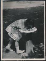 cca 1934 Kinszki Imre (1901-1945) budapesti fotóművész pecséttel jelzett vintage fotója (Am Brunnen), 17,5x13 cm