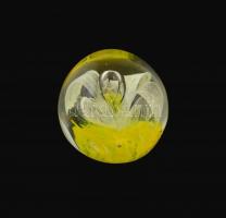 Gömb alakú sárgás üveg levélnehezék, apró kopásokkal, m: 6 cm