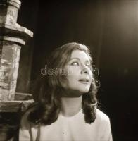 1962 Latinovits Zoltán és Ruttkai Éva színészek a Rómeó és Júlia c. darabban, 7 db vintage negatív +...