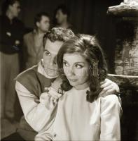 1962 Latinovits Zoltán és Ruttkai Éva színészek a Rómeó és Júlia c. darabban, 7 db vintage negatív +...