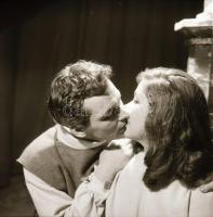 1962 Latinovits Zoltán és Ruttkai Éva színészek a Rómeó és Júlia c. darabban, 7 db vintage negatív +...