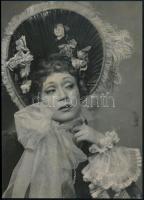 cca 1940-1950 Sulyok Mária színésznő, vintage színházi fotó, 26x19 cm + cca 1940 Bánky Zsuzsa (1921-1998) színésznő vintage portréja, 28x20 cm + 	 cca 1950 Ferrari Violetta (1930) színésznő vintage portréja, 27x20 cm