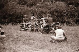 cca 1983 Bugyi nélkül az erdőben, motorosokat  stoppolni veszélyes, szolidan erotikus felvételek, 12...