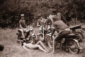 cca 1983 Bugyi nélkül az erdőben, motorosokat  stoppolni veszélyes, szolidan erotikus felvételek, 12...
