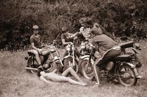 cca 1983 Bugyi nélkül az erdőben, motorosokat  stoppolni veszélyes, szolidan erotikus felvételek, 12...