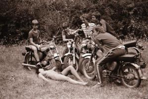 cca 1983 Bugyi nélkül az erdőben, motorosokat  stoppolni veszélyes, szolidan erotikus felvételek, 12...
