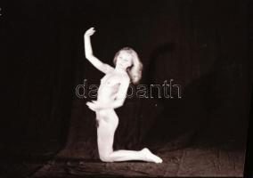 cca 1982 A női test szépsége, szolidan erotikus felvételek, 13 db vintage negatív + 3 db mai nagyítá...