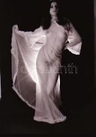 cca 1981 Fotómodellek talija egy tételben, szolidan erotikus felvételek, 13 db vintage negatív + 3 d...