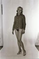 cca 1981 Fotómodellek talija egy tételben, szolidan erotikus felvételek, 13 db vintage negatív + 3 d...