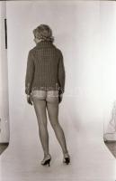 cca 1981 Fotómodellek talija egy tételben, szolidan erotikus felvételek, 13 db vintage negatív + 3 d...