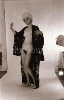 cca 1973 Pongyolában érkezik a gyönyör, szolidan erotikus felvételek, 13 db vintage negatív + 1 db m...