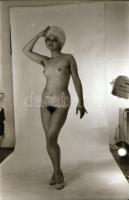 cca 1973 Pongyolában érkezik a gyönyör, szolidan erotikus felvételek, 13 db vintage negatív + 1 db m...