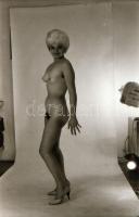 cca 1973 Pongyolában érkezik a gyönyör, szolidan erotikus felvételek, 13 db vintage negatív + 1 db m...